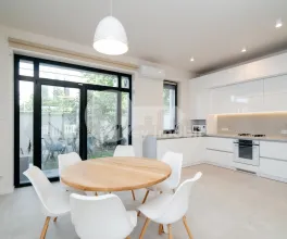 Casă, Centru, GEORGE MENIUC